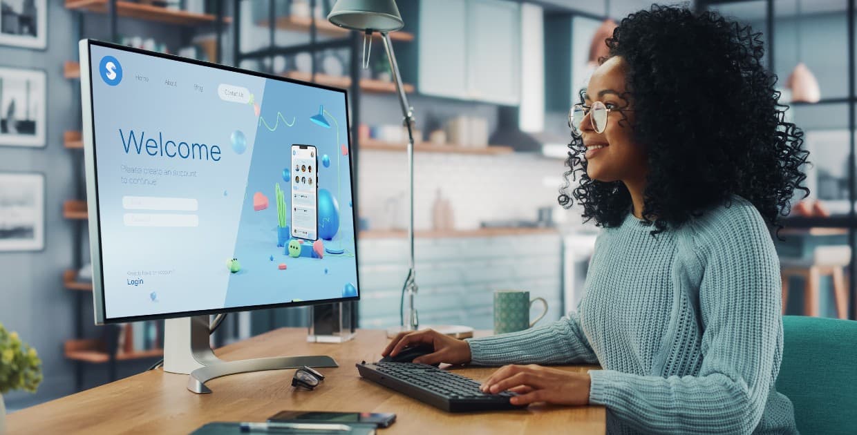 woman-on-desktop-computer